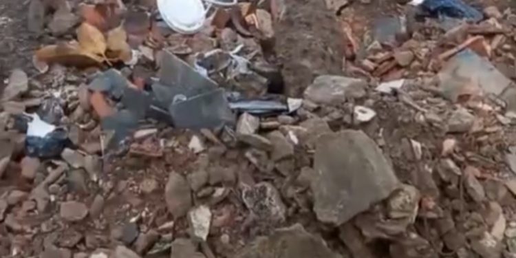 Candeias: Morador joga entulhos de obra residencial na Praça Milton Bulcão e causa revolta no Malembá