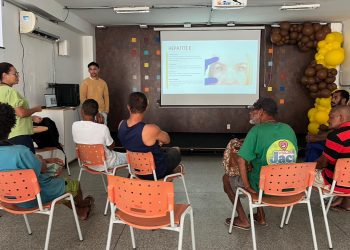 Candeias: Centro POP realiza palestra educativa sobre prevenção de hepatites virais para pessoas em situação de rua