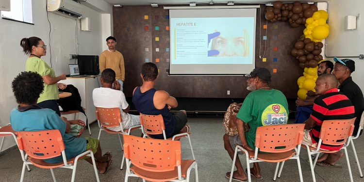 Candeias: Centro POP realiza palestra educativa sobre prevenção de hepatites virais para pessoas em situação de rua