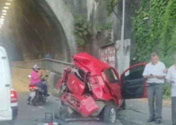 Carro fica destruído após colidir com ônibus em túnel de Salvador