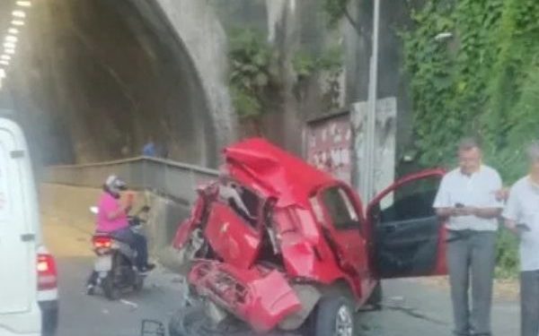 Carro fica destruído após colidir com ônibus em túnel de Salvador