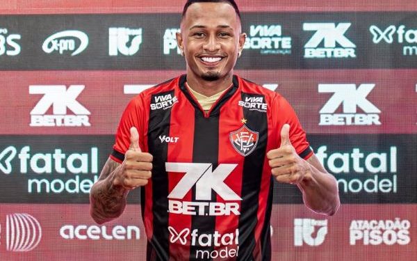 Sem espaço com Carille, atacante deixa o Vitória e acerta com concorrente