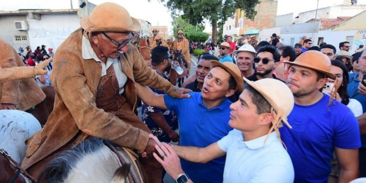 ACM Neto vai à Festa dos Vaqueiros em Curacá, reúne aliados e intensifica diálogos para 2026