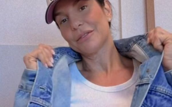 Ivete usa jaqueta de Paulo Gustavo: ‘Dá saudade, eu visto’