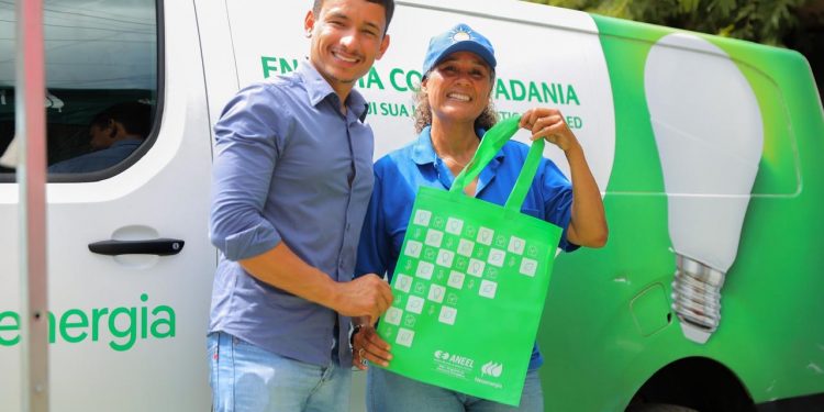 Candeias: Prefeitura e empresa privada selam parceria para troca de lâmpadas em comunidades