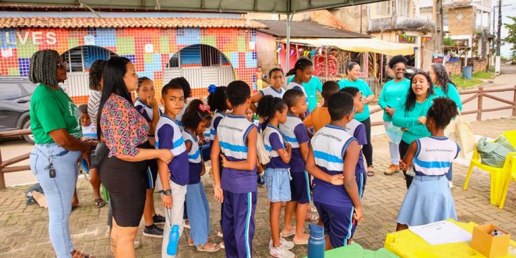 Candeias: Alunos da Escola Castro Alves participam de aula extraclasse sobre a importância dos manguezais