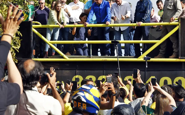 Usando tornozeleira eletrônica, Bolsonaro participa de motociata em Brasília