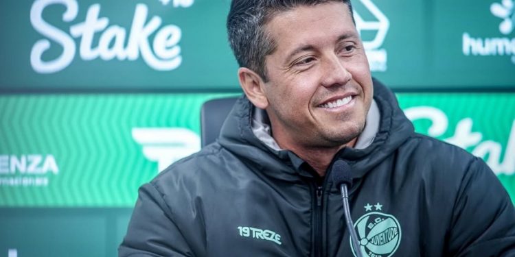 Thiago Carpini é apresentado no Juventude e relembra trabalho no Vitória: “A fase ruim passa”