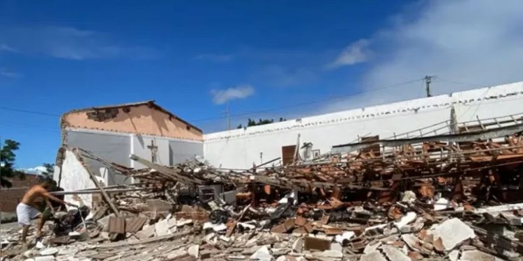 Igreja desaba no interior da Bahia e imagem de Jesus fica intacta