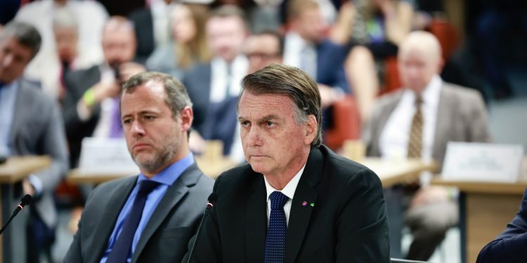 Segundo pesquisa, 55% dos brasileiros acreditam que a prisão de Bolsonaro é justa