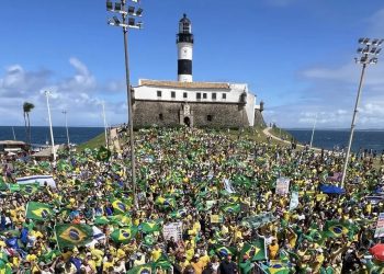 REAJA BRASIL: protesto no Farol da Barra marca terceiro domingo seguido de manifestações políticas em Salvador