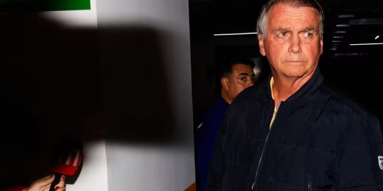 Moraes decreta prisão domiciliar de Jair Bolsonaro; PF faz buscas na casa do ex-presidente