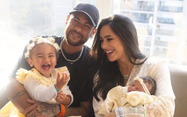 Neymar e Biancardi deixam mansão após descobrirem que estavam sendo vigiados