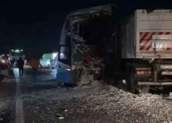 Acidente entre carreta e ônibus deixa 11 mortos no Mato Grosso