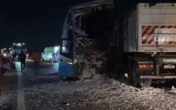 Acidente entre carreta e ônibus deixa 11 mortos no Mato Grosso