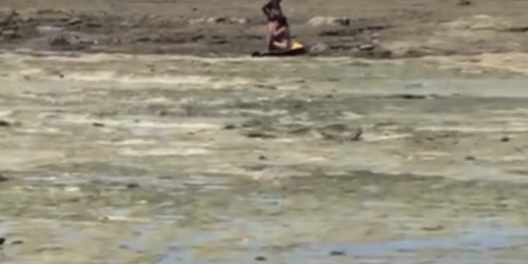 Praia virou motel? Casal é flagrado em momento íntimo na Praia de Madre de Deus