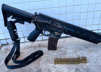 Núcleo que comercializa armas de uso restrito para membros do CV tinha participação de PMs baianos, diz site