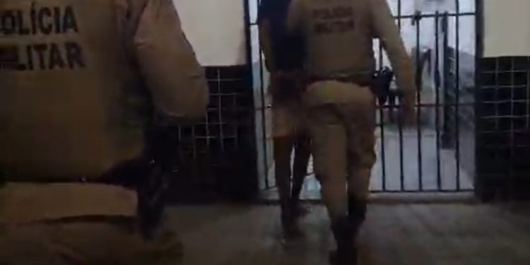 Homem é preso com drogas em Candeias