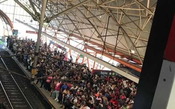 Pane elétrica paralisa linha 1 do metrô e fecha Estação da Lapa
