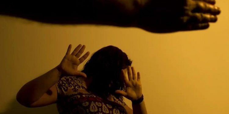 Vítimas de feminicídio aumentam 45% em 2025, aponta levantamento