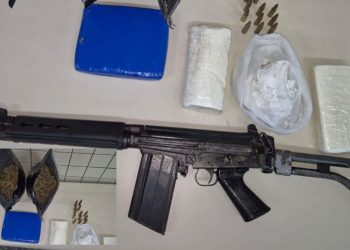 Fuzil, munições e drogas são apreendidos em Camaçari