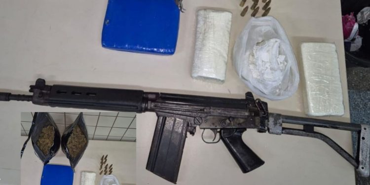 Fuzil, munições e drogas são apreendidos em Camaçari