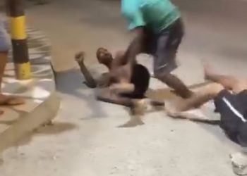 FECHOU O CACETE: dois homens brigam no meio da rua em Caipe, distrito de São Francisco do Conde