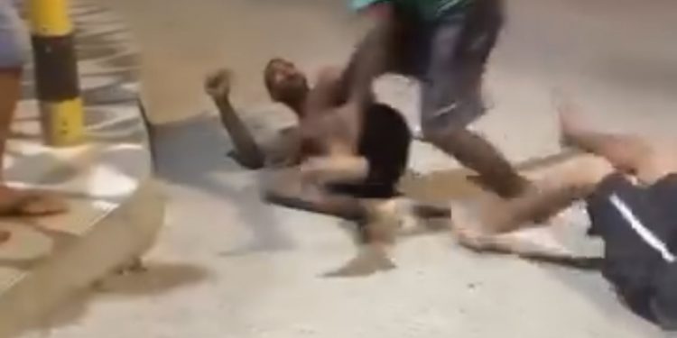 FECHOU O CACETE: dois homens brigam no meio da rua em Caipe, distrito de São Francisco do Conde