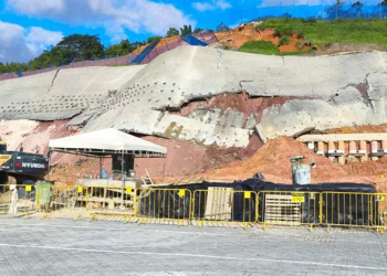 Contenção de obra do Mercado Livre cede em Simões Filho
