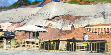 Contenção de obra do Mercado Livre cede em Simões Filho