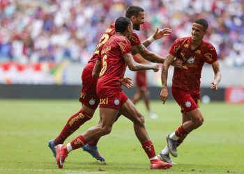 Com visita de Ancelotti, Bahia domina o Santos e se mantém no G4