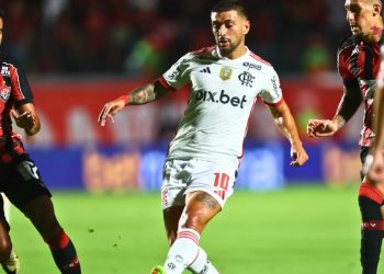 CHOCOLATE: Flamengo goleia o Vitória por 8 a 0 e faz o Maracanã ferver