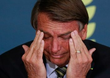 Bolsonaro chora em reunião com aliado e desabafa: “Minha vida já acabou”
