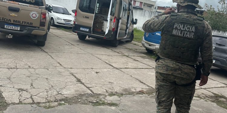DEU RUIM NA FEIRA: PM prende dois homens e resgata mais de 50 aves silvestres na Central de Abastecimento de Candeias