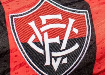 Vitória se recupera de goleada, vence no Barradão e sai da zona de rebaixamento