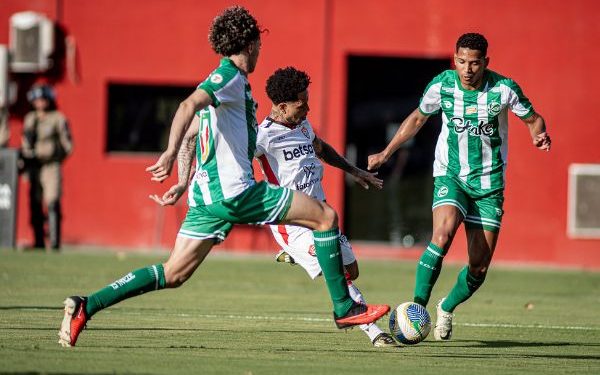 Diante do Juventude, Vitória defende invencibilidade do século no Barradão