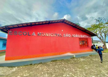 Criança sofre acidente em parque de escola da rede municipal de ensino; Prefeitura presta total assistência