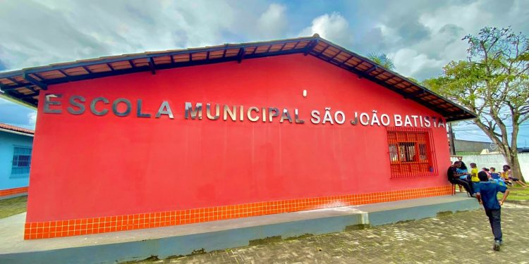 Criança sofre acidente em parque de escola da rede municipal de ensino; Prefeitura presta total assistência