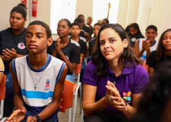 Candeias: Alunos do Paulo IV participam de palestra educativa sobre violência contra a mulher
