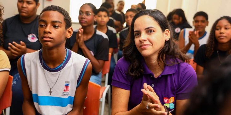 Candeias: Alunos do Paulo IV participam de palestra educativa sobre violência contra a mulher