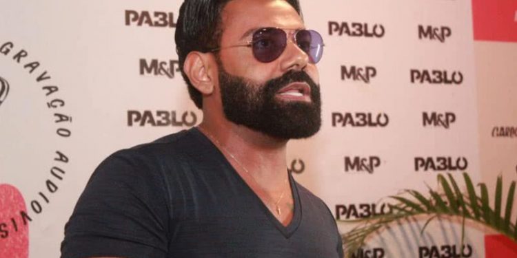 Aprovado? Pablo surge com novo visual e surpreende fãs durante show; confira