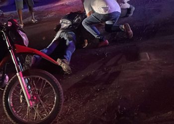 Motociclista fica ferido em acidente na Caroba; Dr. Pitágoras ajuda no socorro