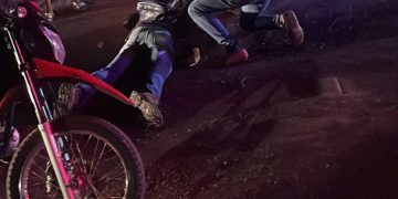 Motociclista fica ferido em acidente na Caroba; Dr. Pitágoras ajuda no socorro