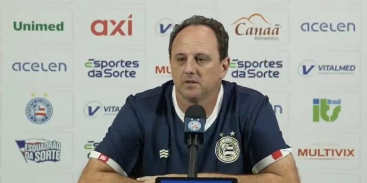 “Joga no sintético e reclama do natural?”, provoca Rogério Ceni após vitória do Bahia contra o Palmeiras