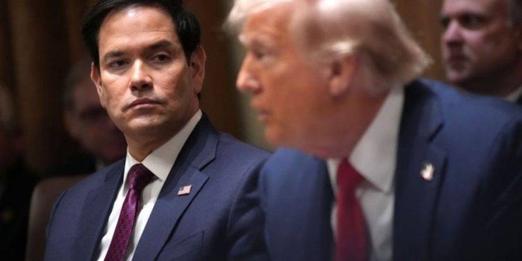 Secretário de Trump promete novas sanções ao Brasil após condenação de Bolsonaro