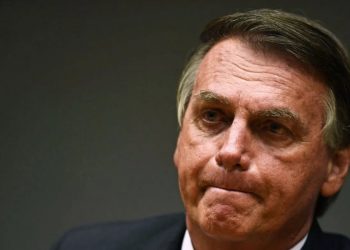 Bolsonaro recebe atendimento de urgência em casa e não precisará ficar internado