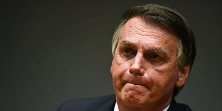 Bolsonaro recebe atendimento de urgência em casa e não precisará ficar internado