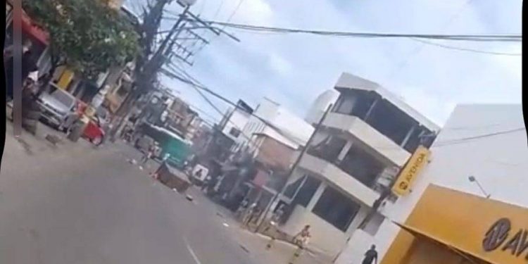 Dois homens são baleados em confronto com a PM em Salvador; moradores protestam