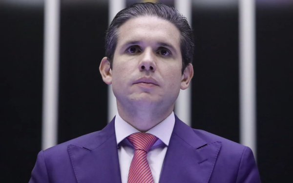 Motta cede pressões externas e diz que pautará urgência da anistia na Câmara