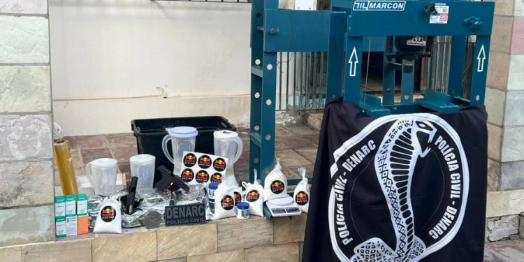 Polícia Civil desmonta laboratório de cocaína e prende líder de facção em Lauro de Freitas